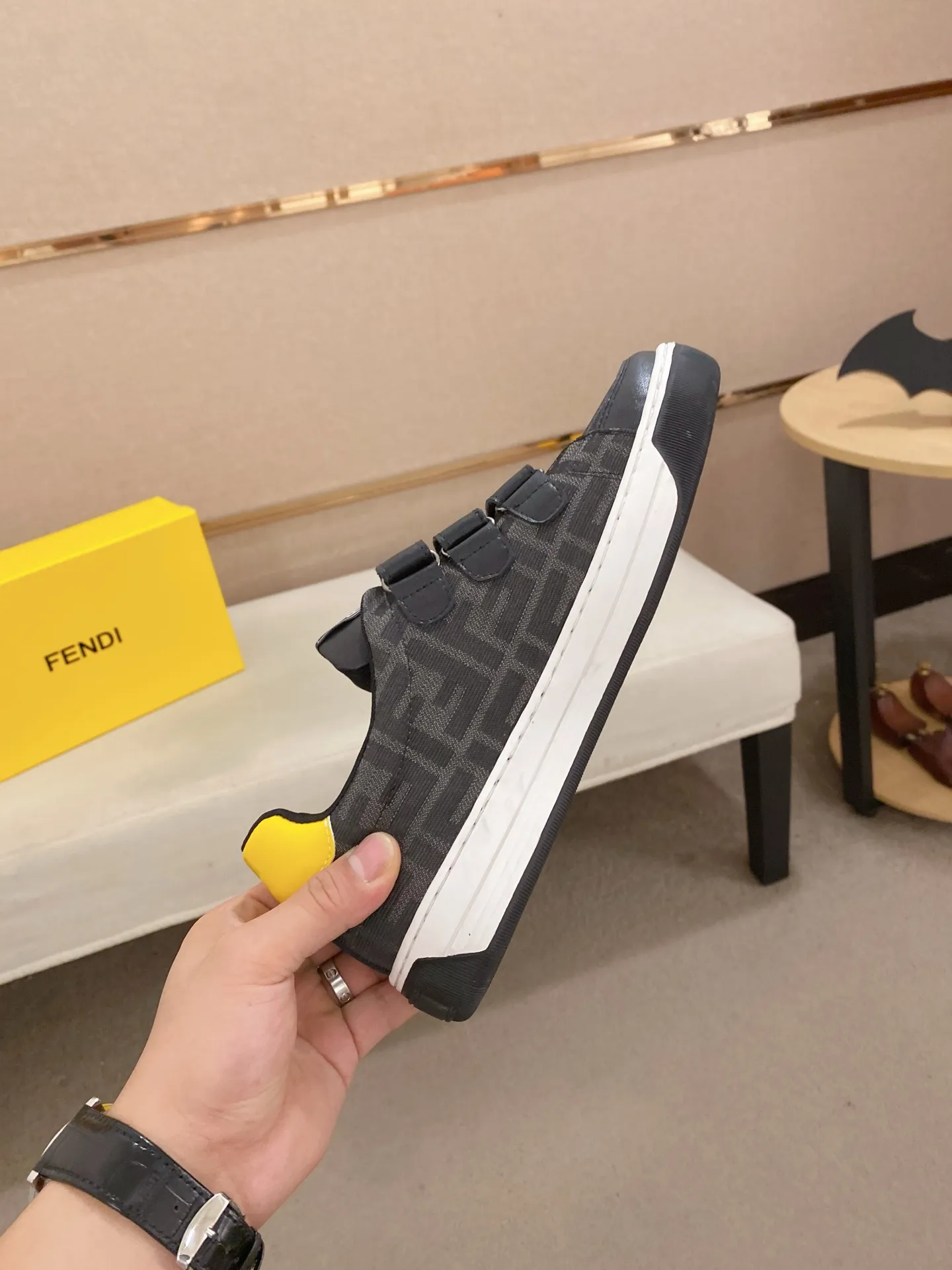 Men's shoes 💰 400💰 (FENDI) New high-top 👊🏻 upper 🇮🇹 imported cowhide fabric 🇩🇪 lining imported sheepskin lining. The original outsole is molded to highlight the identity of every man, and the upper foot is stable and stable🚶🏻🚶🏻The high-end custom counters reproduce the original version📯No matter the wind or rain, the shoe last remains unchanged and can withstand the verification of time🔍️,🔵 Size: 38-44 (45 is custom-made and cannot be returned or exchanged